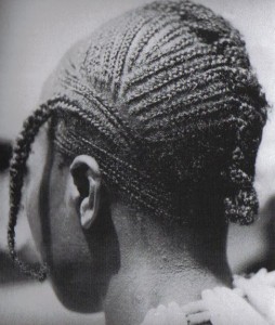 Acconciatura della moglie di un capo tribù Niao, territorio We, Costa D’avorio. Foto: Vandenhoute 1938-39, IV.F.VII. 134-10.